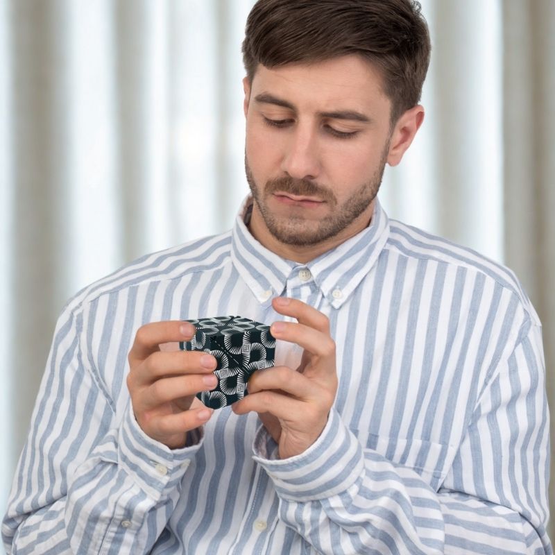 un-homme-calme-avec-cube-magique-noir-et-blanc
