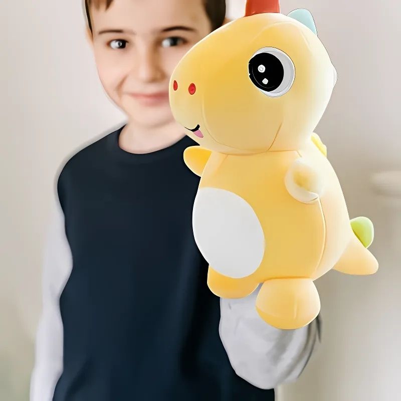 peluche dinosaure garçon 10 ans ravi de sa peluche jaune