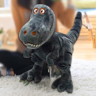 tyrannosaure-gris-de-100cm-devant-une-dame-bonne-confection-et-joli-détails