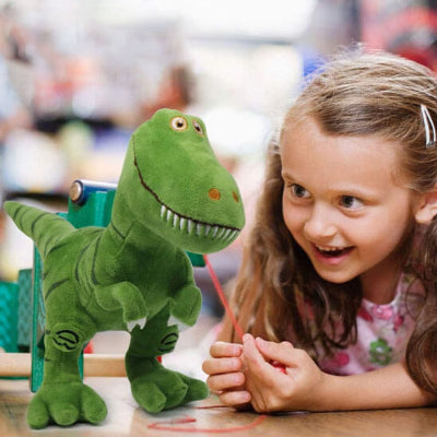 une-feillette-heureuse-avec-sa-pelluche-t-rex-vert