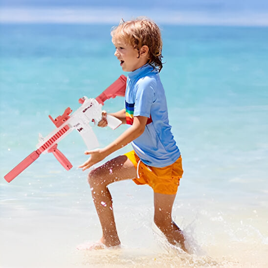 un-gamin-court-sur-la-plage-avec-son-jouet