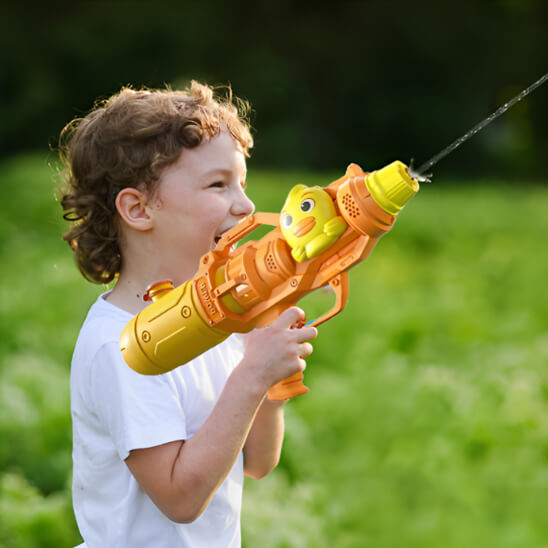 un-garçon-joyeux-avec-son-pistolet-a-eau-orange-tĂȘte-de-canard