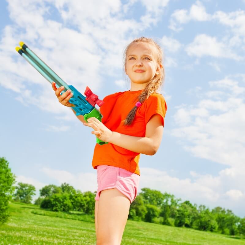 une-enfant-en-plein-air-chandail-orange-cheveux-châtain