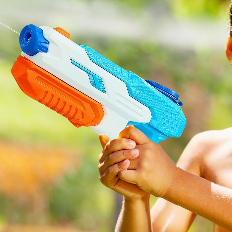 pistolet-a-eau-vert-blanc-bleu-dans-les-mains-d'un-garcon-dehors