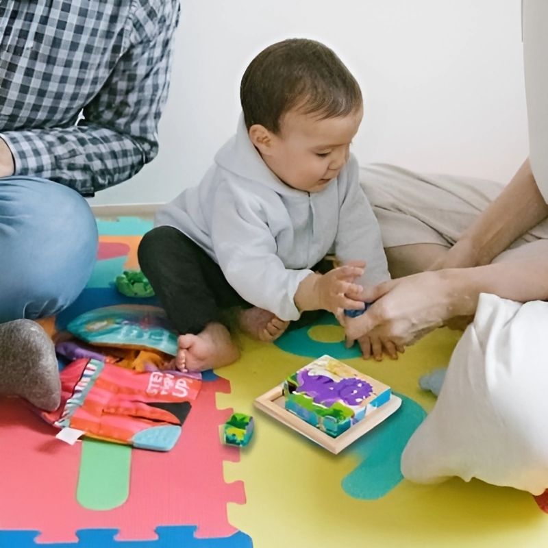 bébé-12-mois-fait-un-puzzle-avec-maman-papa-dans-le-salon