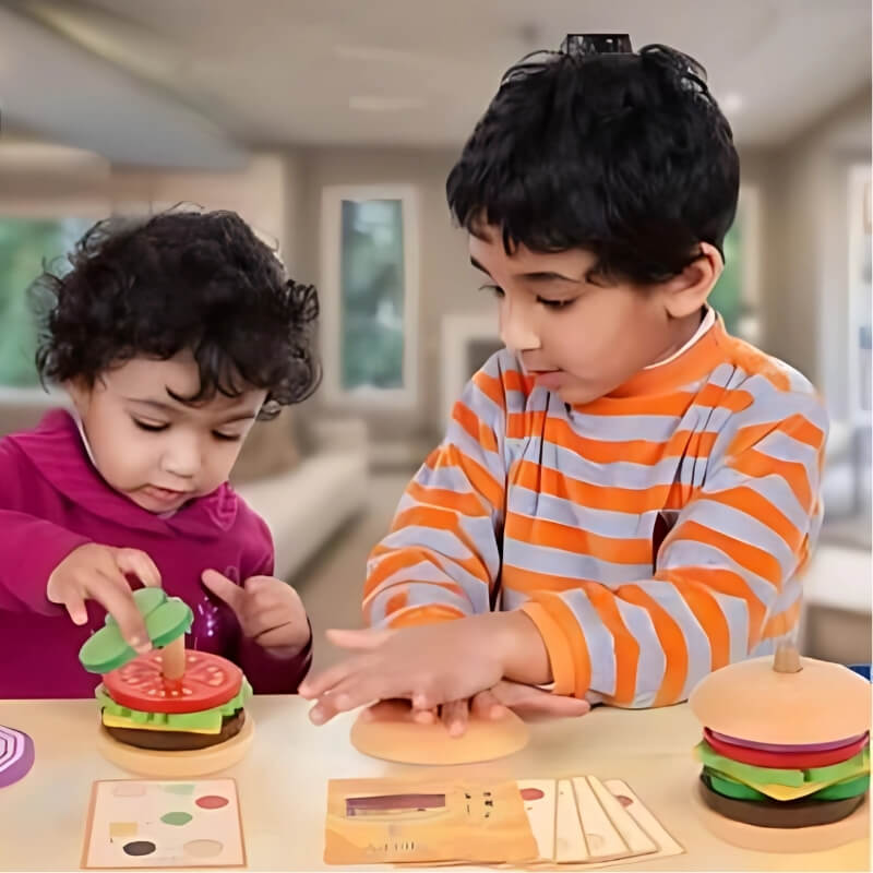 deux-enfants-font-un-puzzle-burger-Ă -la-table