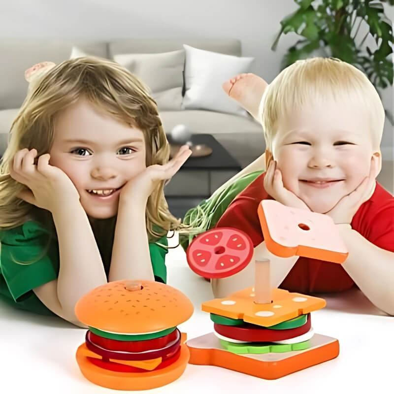 deux-enfants-souriant-devant-leur-puzzle-burger-et-sandwish