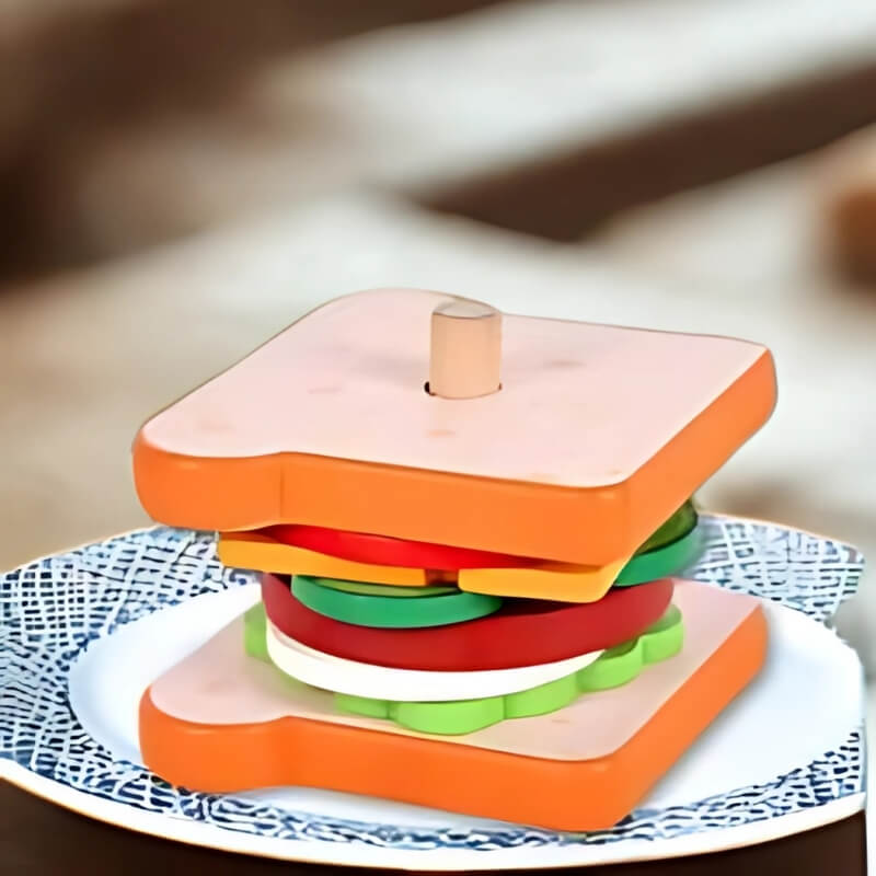 forma-de-sandwish-aux-couleurs-réalistes-sur-assiette-blanche-avec-motifs