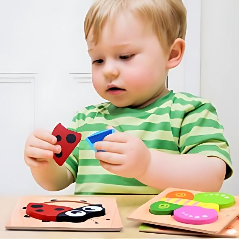 un-bébé-garçon-fait-un-puzzle-t-shirt-vert-rayé