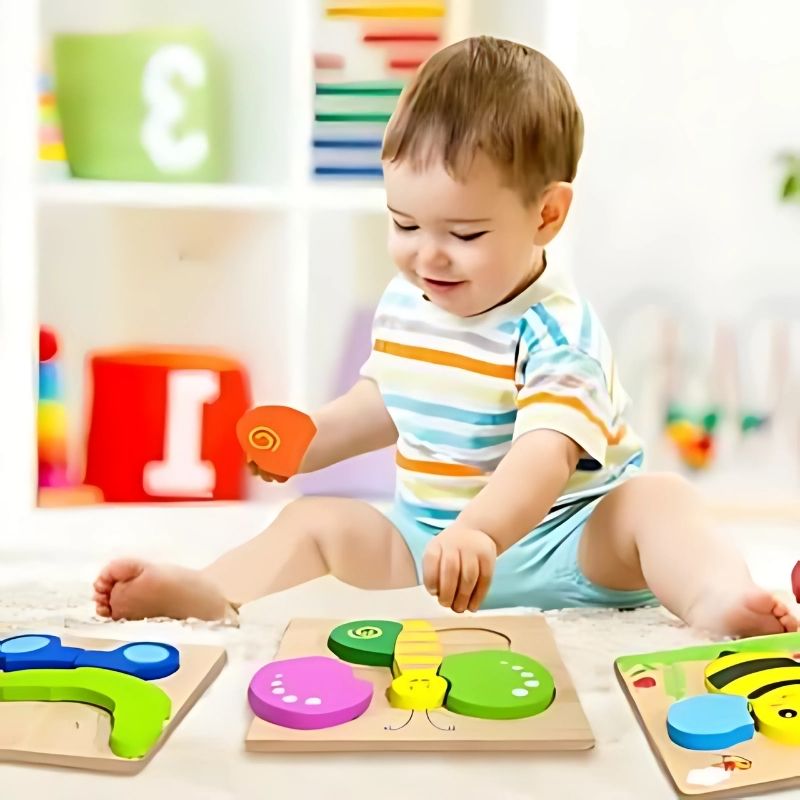 un-bebe-joue-au-puzzle-sur-le-sol
