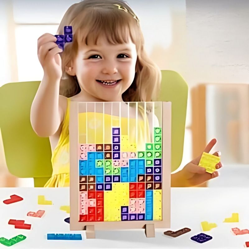 enfant-fille-heureuse-joue-aux-blocs