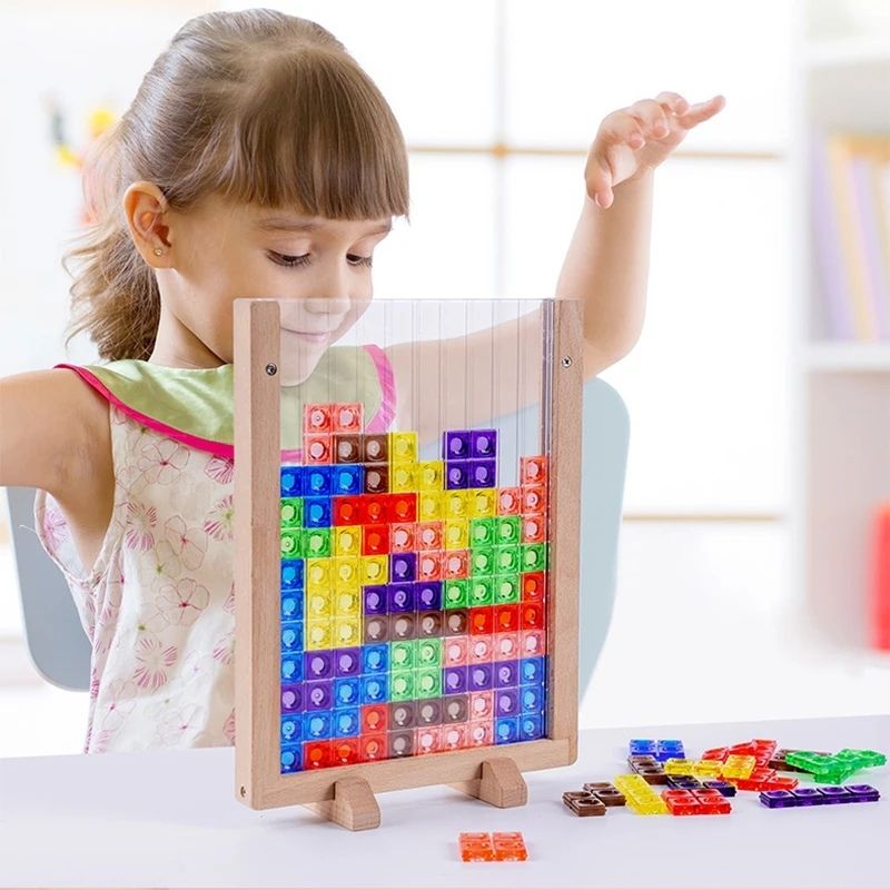 -une-fillette-fière-ayant-réussi-son-jeu