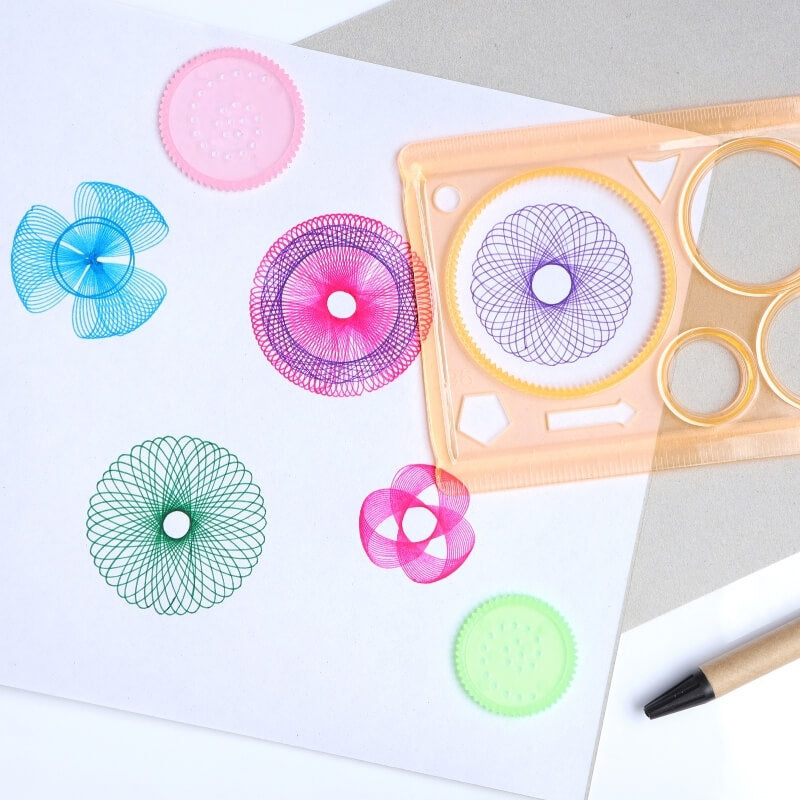 des-magnifiques-cercle-détaillés-tracés-sur-une-feuille