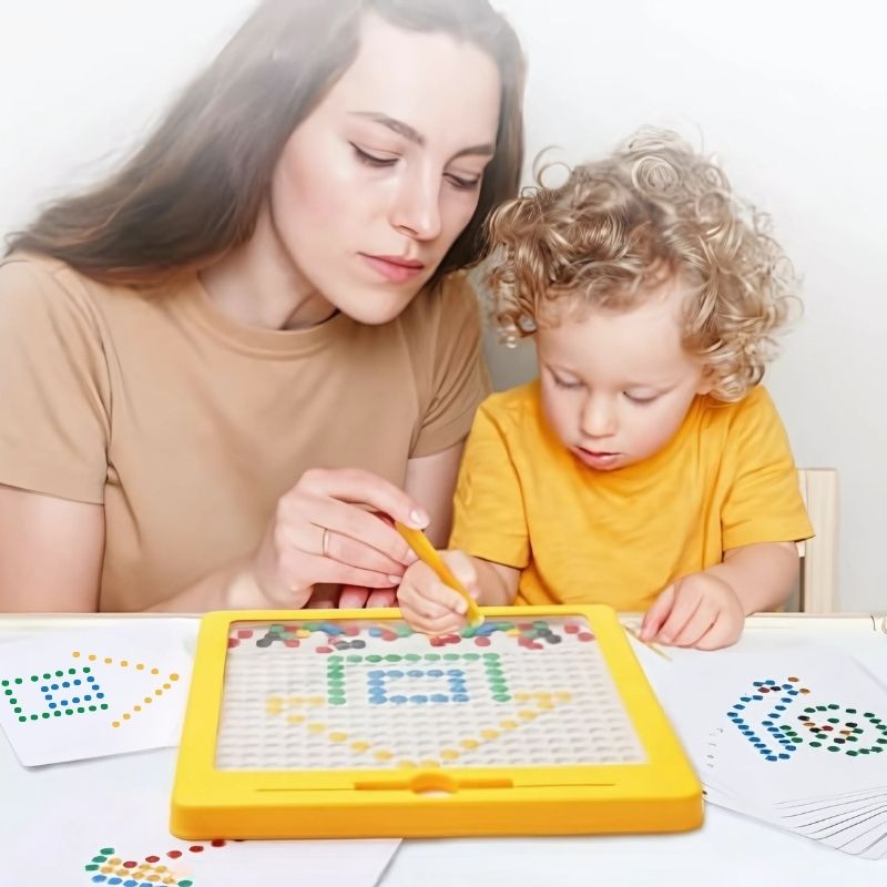 tablette dessin enfant avec sa maman qui dessinent avec stylet