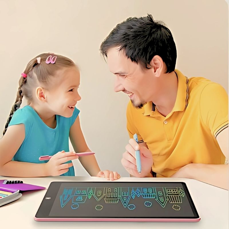 papa-et-sa-fille-dessinent-à-la-table