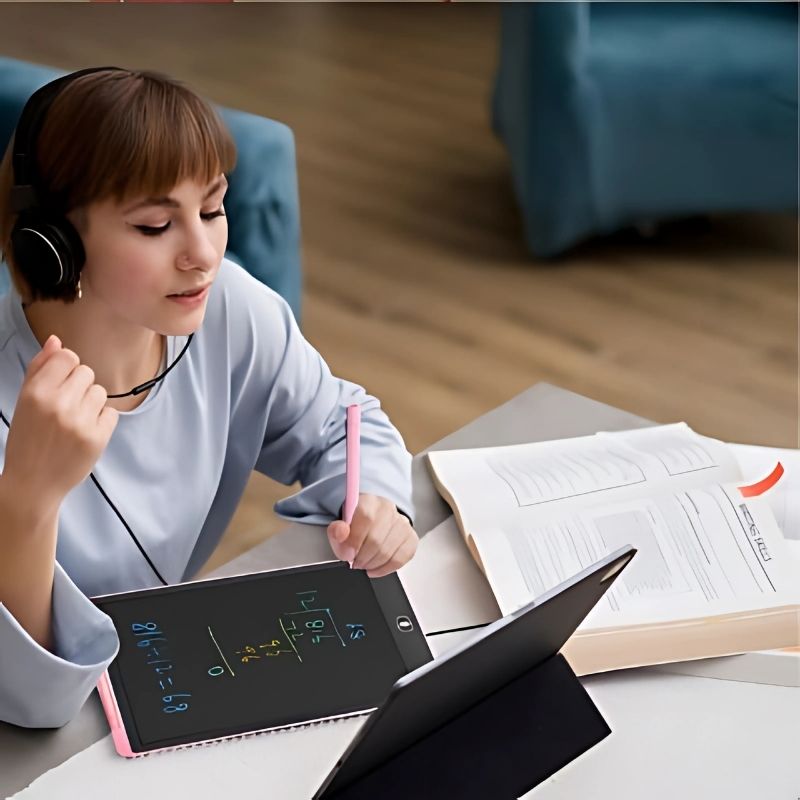 tablette-dessin-enfant-une-maman-calcule-assise-à-son-bureau-de-travail