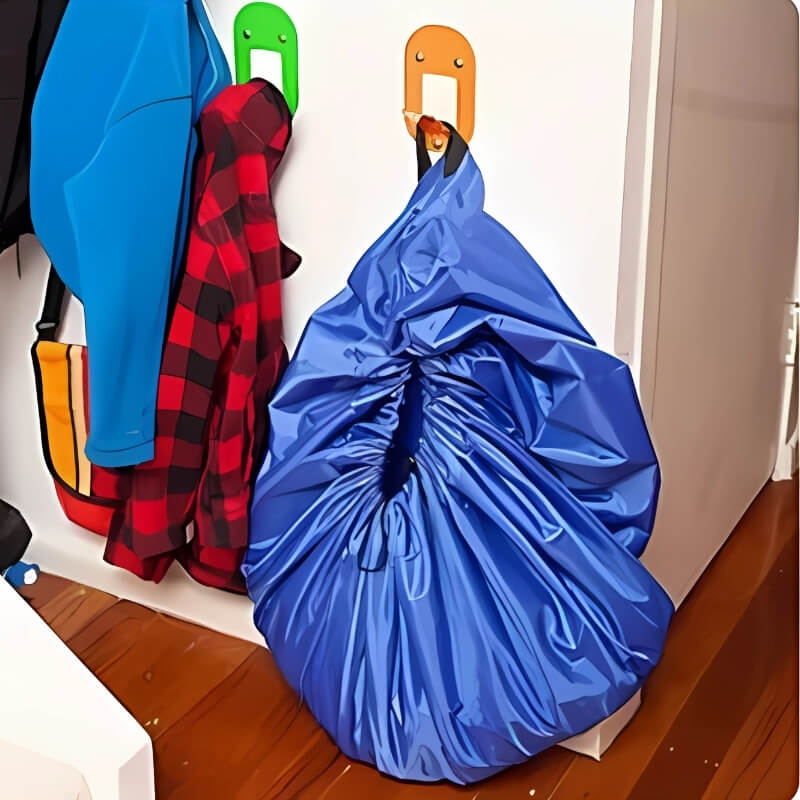 sac-de-rangement-accroché-au-mur-contenant-tous-les-jouets-sans-jouet-par-terre