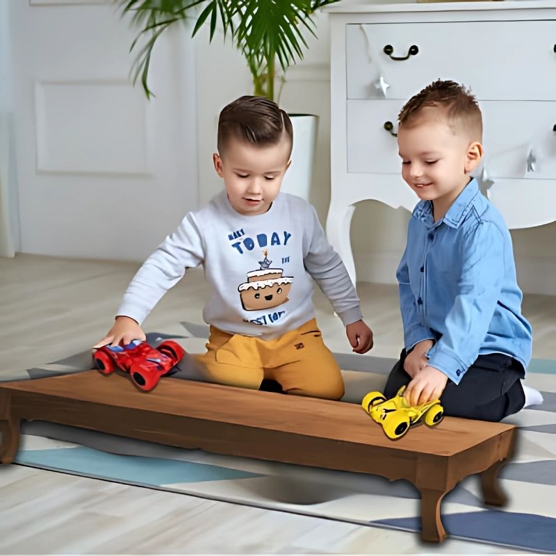 deux-enfants-jouent-aux-voiturettes
