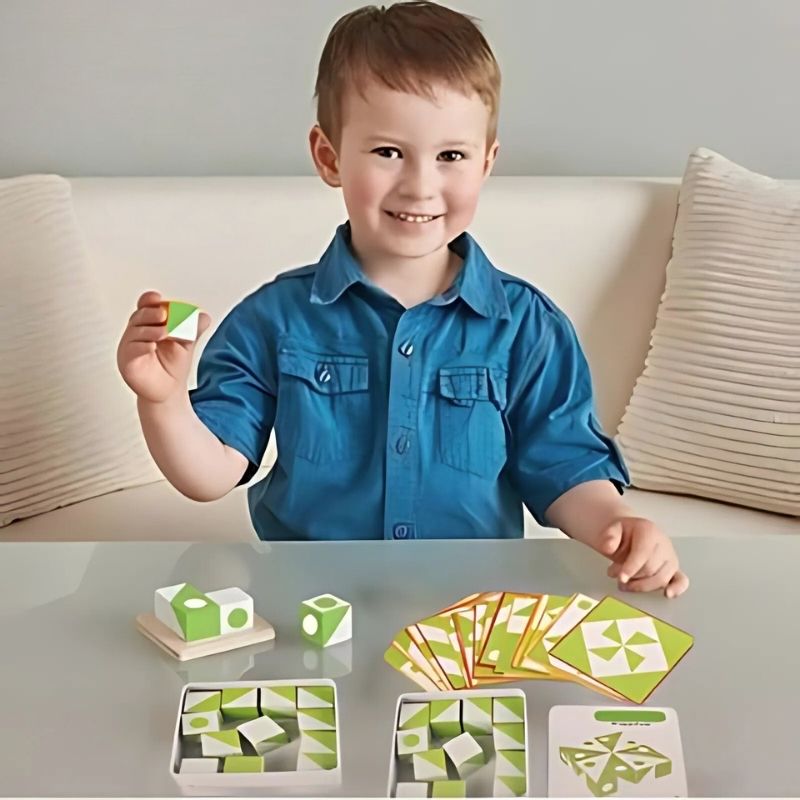 BLOCK PUZZLE-PUZZLE DE BLOCs enfant heureux de son jeu