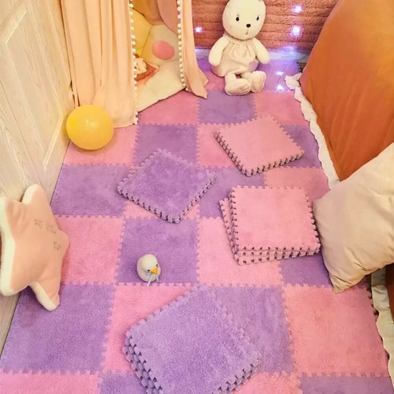 Belle chambre de fille avec tapis puzzle duveté rose et violet