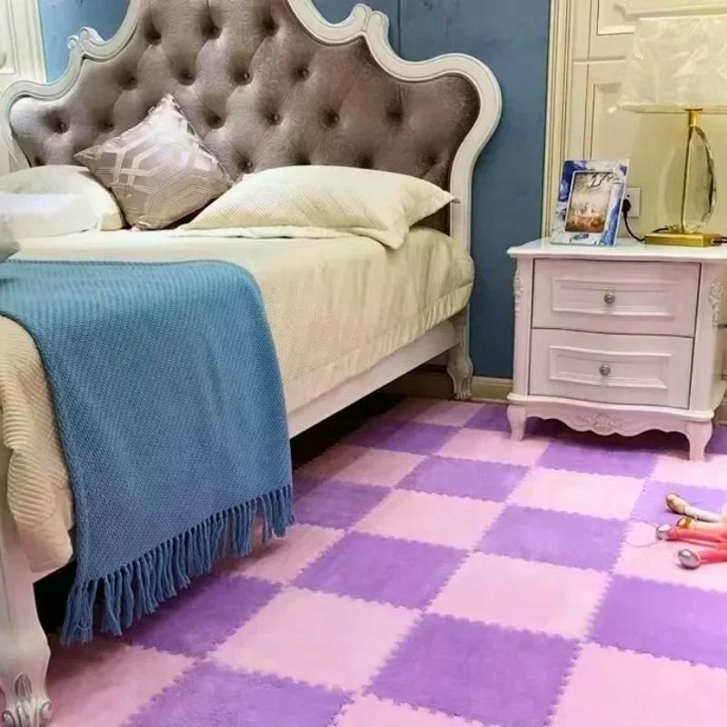 Chambre chaleureuse plancher recouvert de tapis puzzle rose violet