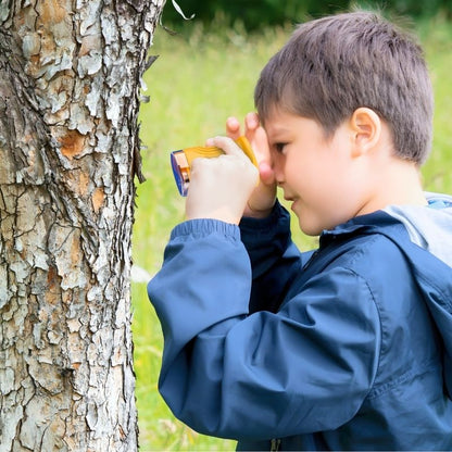 Enfant 10 ans regarde tronc d'arbre avec microscope enfant jaune