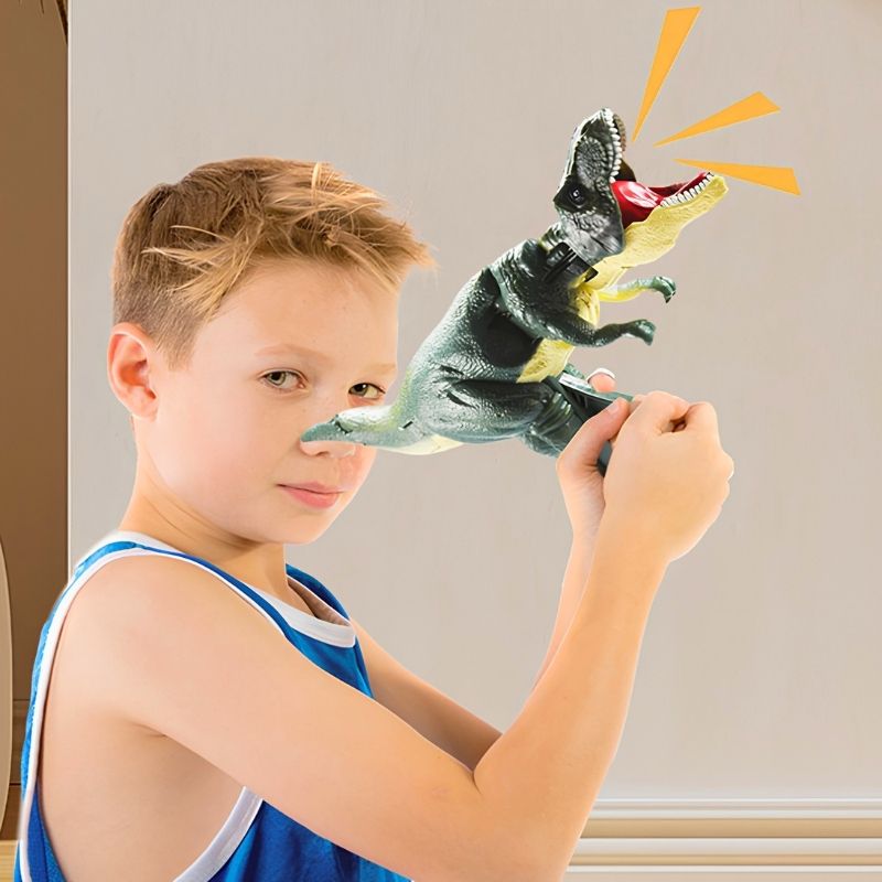 Enfant de 10 ans montre fièrement son dinosaure jouet t-rex