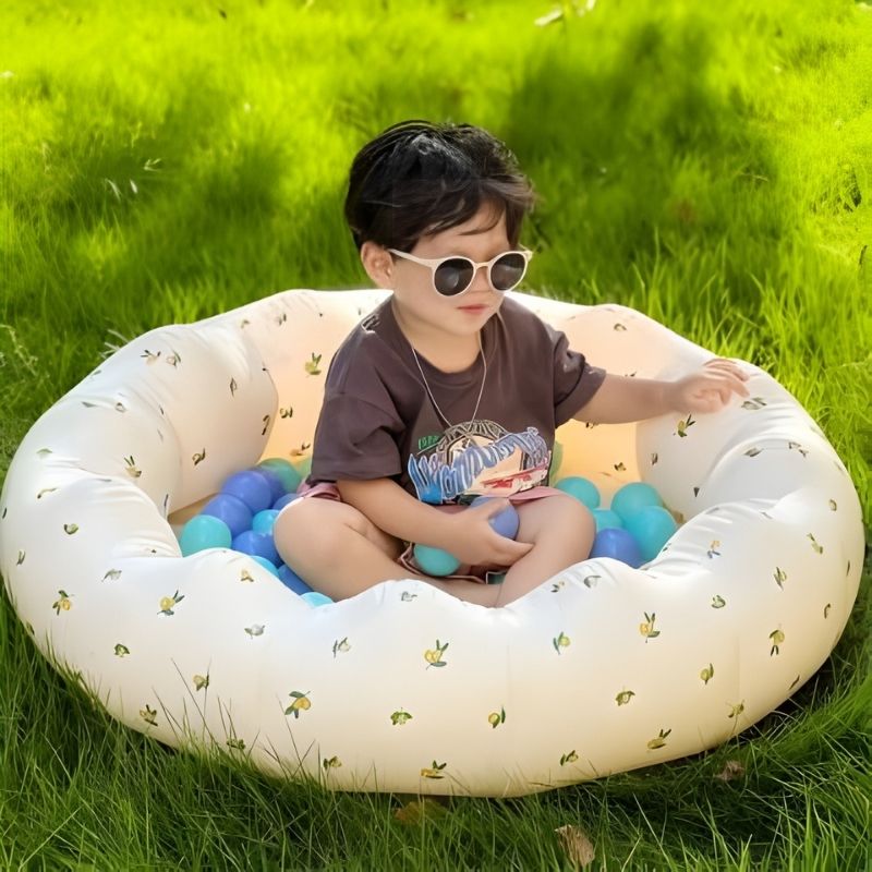 Jeune garçon confortable dans sa piscine a balle bebe