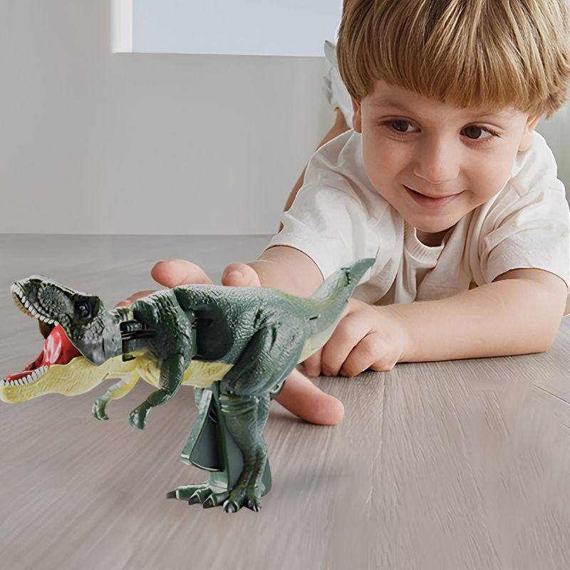 Jeune garçon prend son dinosaure jouet tyrannosaure
