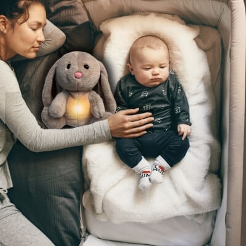 Maman fait dodo avec bebe et leur doudou lapin lumineux