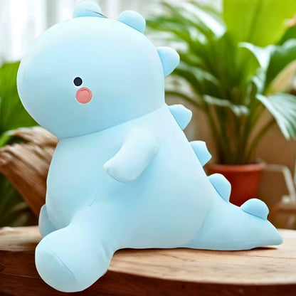 Peluche dinosaure dodue bleu poudre sur table basse