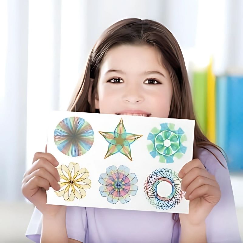 fille-10-ans-fière-de-ses-dessins