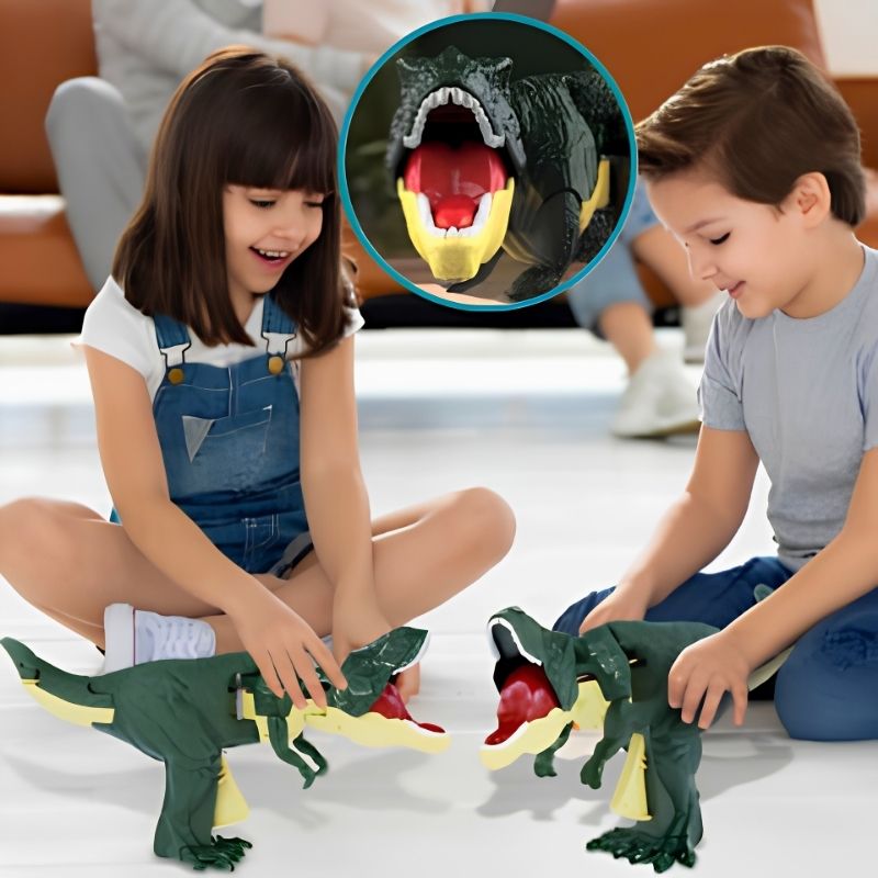 Un frère et une soeur jouent ensemble avec leur jouet dinosaure vert