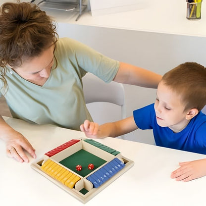 Une maman joue avec son fils à un jeu de société