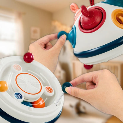 une-balle-rotative-pour-bebe-avec-cordes-et-tétines-en-silicone