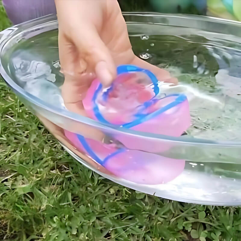 Ballon-d'eau-qui-se-referme-par-lui-même-dans-l'eau