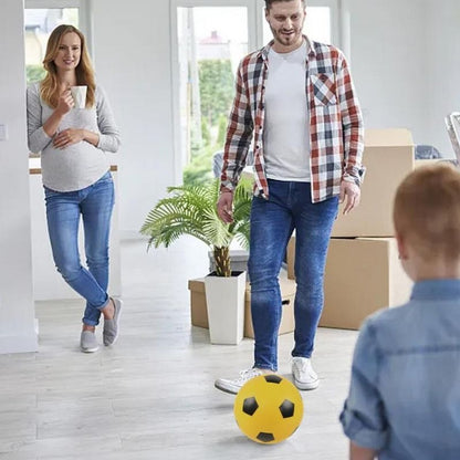 une-famille-heureuse-joue-au-ballon-en-déménagement