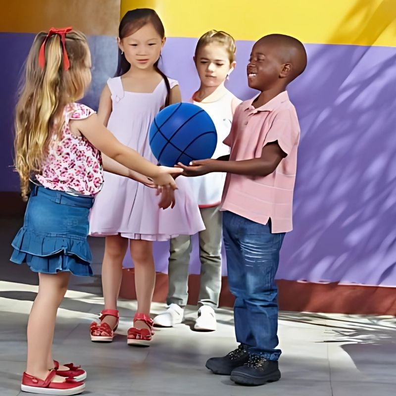 enfants-joyeux-avec-leur-ballon-bleu