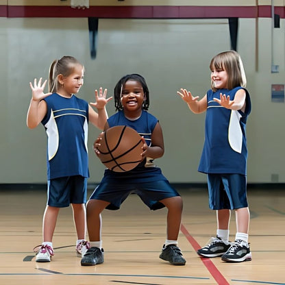 enfants-joyeux-jouent-au-basket-ball