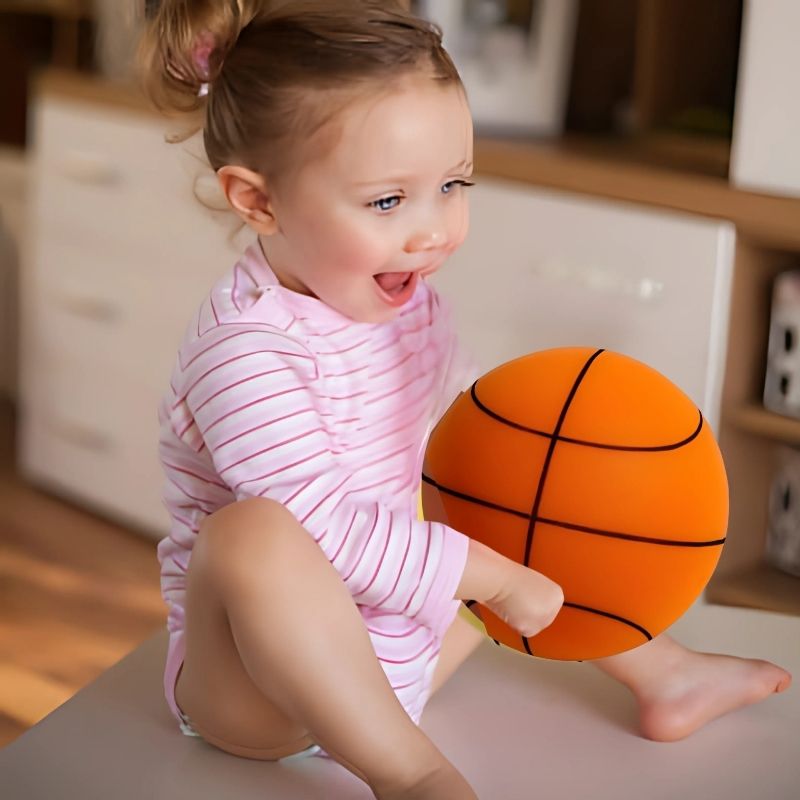 jeune-fille-de-3-ans-joue-au-ballon-orange