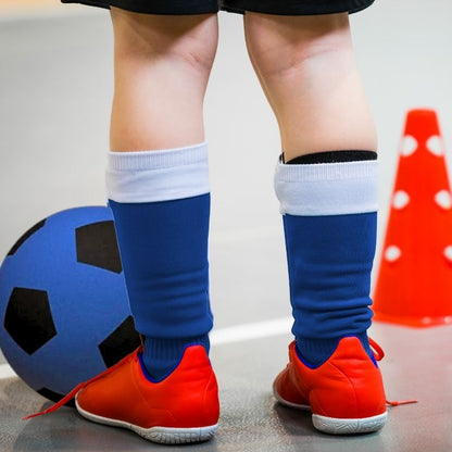un-garçon-football-espadrilles-rouges-petit-cône