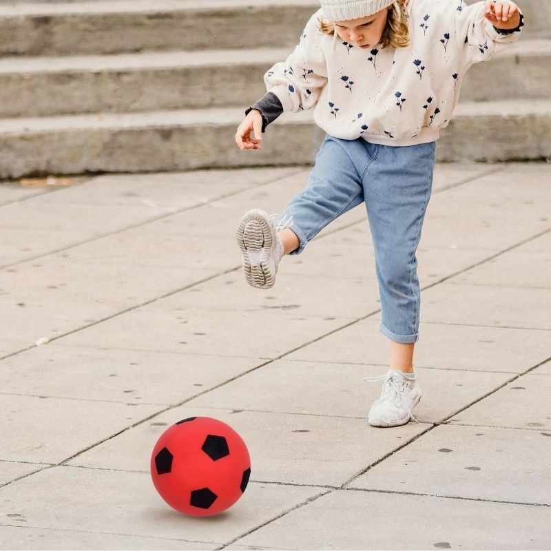 une-fillette-joue-au-ballon-rouge-dehors