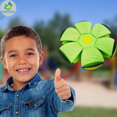 enfant-souriant-fait-un-pouce-en-l'air-avec-un-ballon-vert
