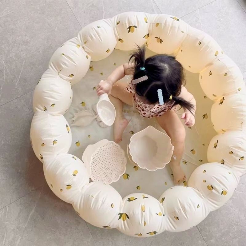 bébé 18 mois joue dans sa piscine a balle bebe gonflable