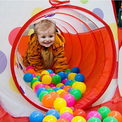 bébé 2 ans heureux dans tunnel de piscine a balle