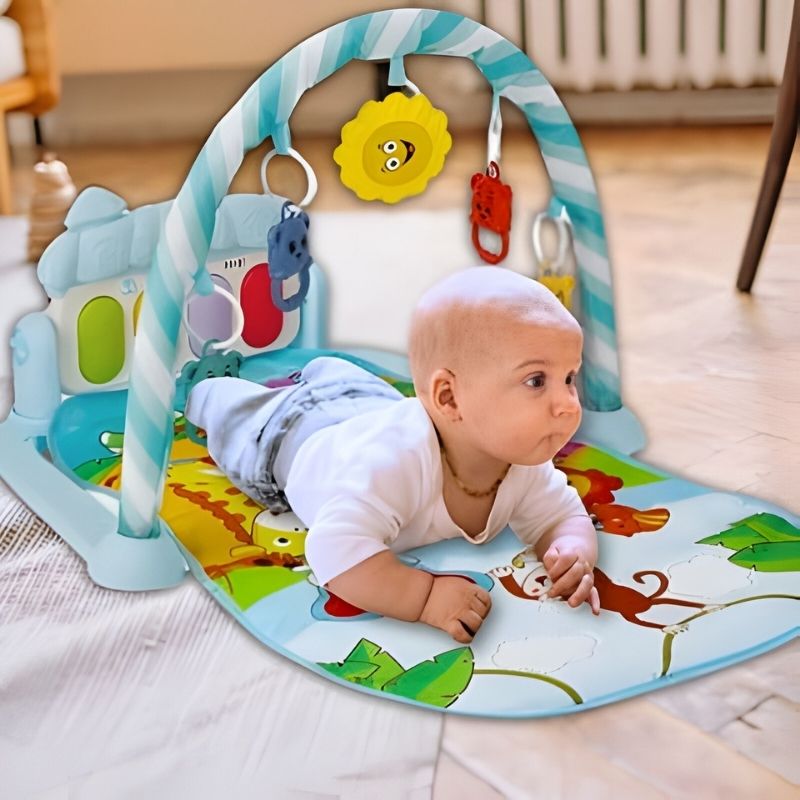 bébé adorable couché sur son tapis d'éveil bébé bleu ciel