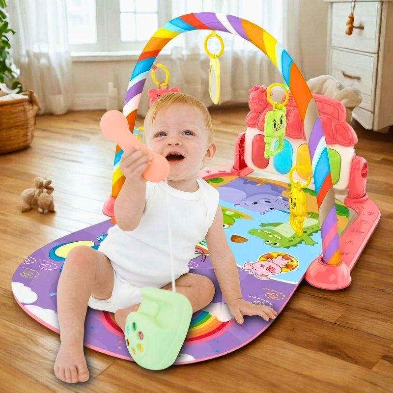 bébé fille 1 an heureuse sur tapis d'éveil bébé