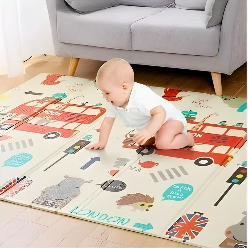 bébé garçon joyeux sur son tapis bébé réversible bus voiture