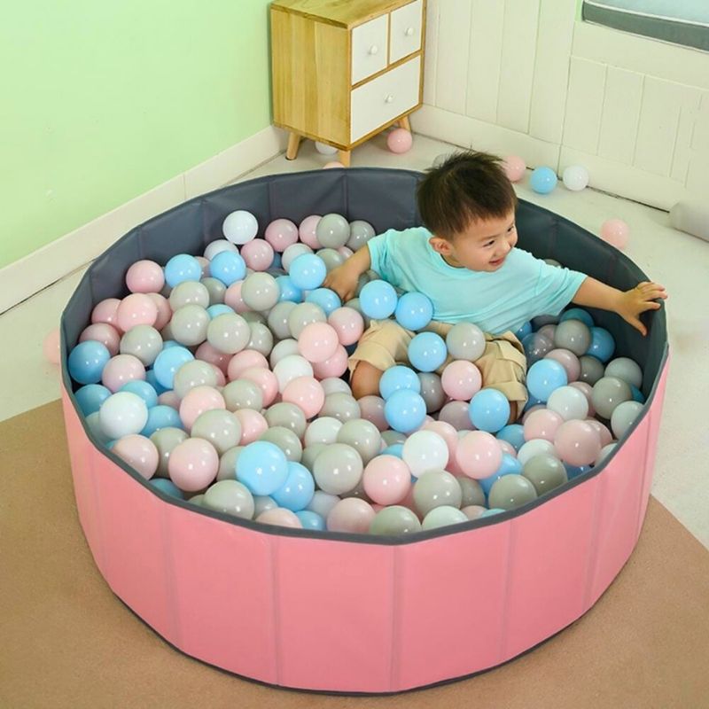 bébé heureux dans sa piscine a balle bebe pliable bleue