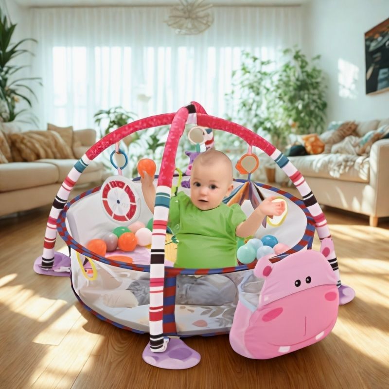 bébé heureux dans son tapis d'éveil bébé animal